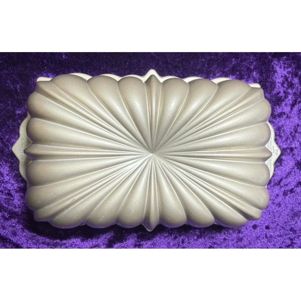 Nordic Ware Classic Fluted Loaf Pan 6 Cups 1.4L  Cast Aluminum Gold 10
